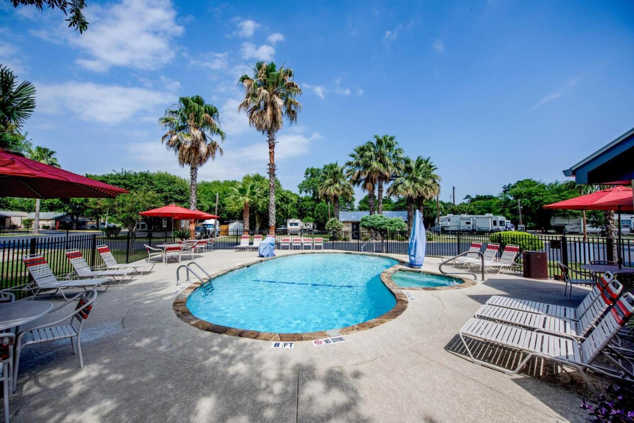 Travelers World Rv Resort San Antonio Extérieur photo